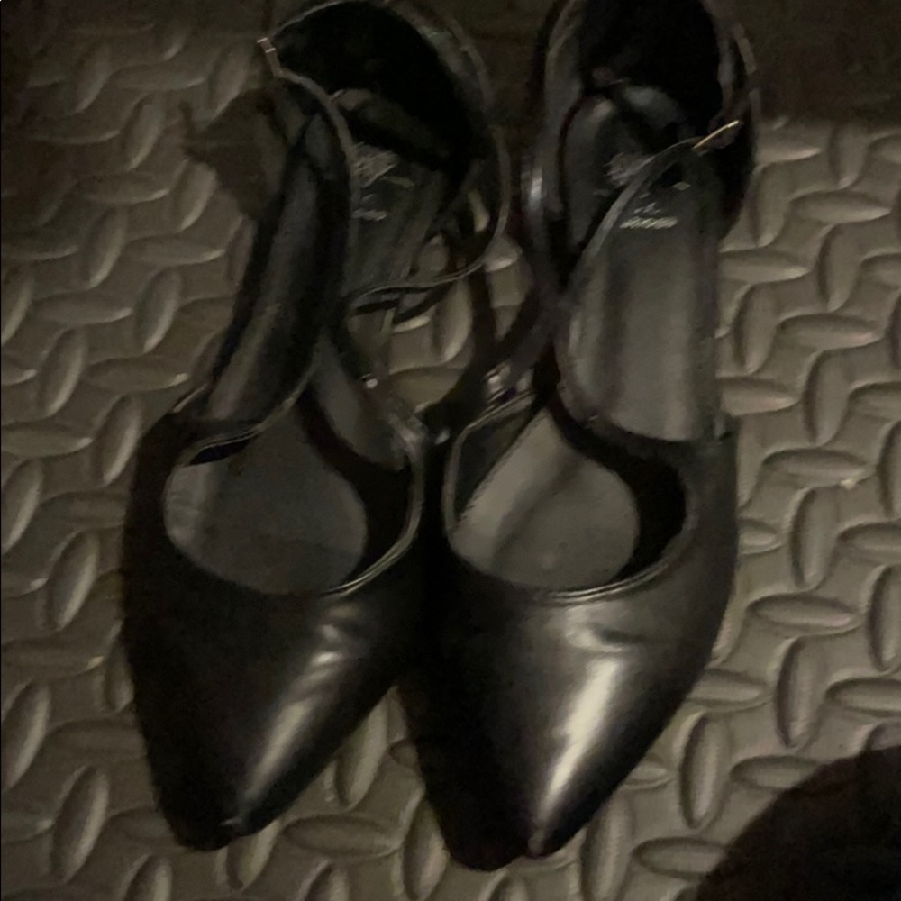 Black pointy toe flat